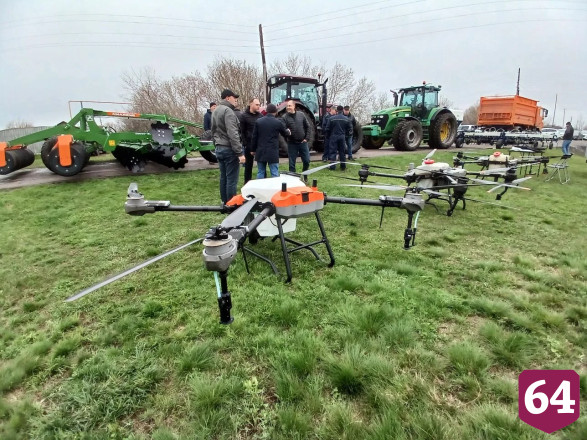 Саратовским аграриям презентовали многофункциональные плуги и агродроны